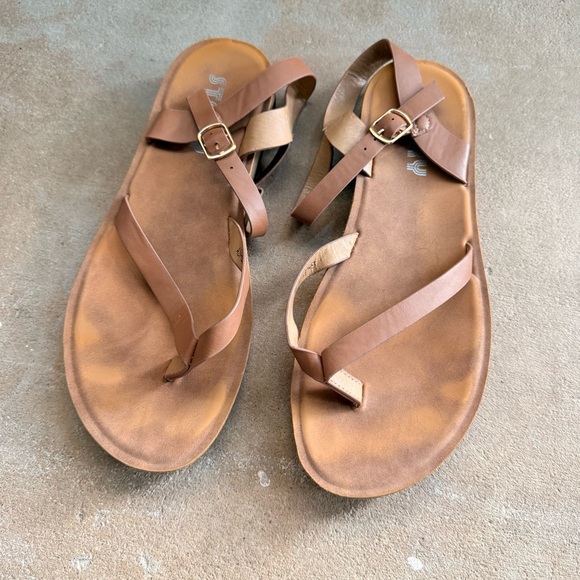 Elegant Tan Cross-Strap Sandals - Picture 1 of 5